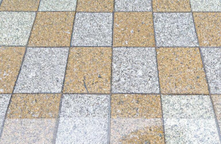 雨の日も安心！滑りにくい玄関タイルを実現！